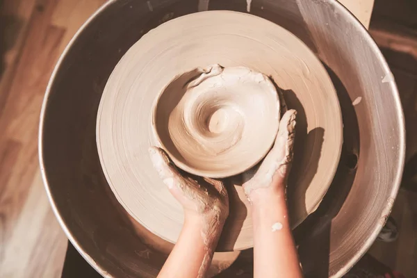 若い陶芸家の手は 工房で陶芸ホイール上の粘土でセラミック花瓶を形成する — ストック写真
