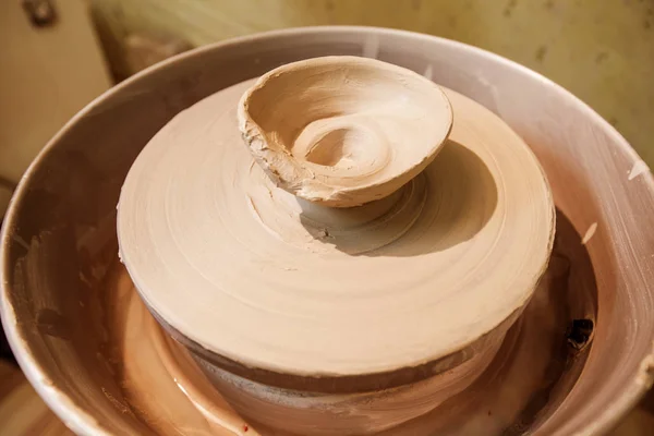 工房での陶器の車輪の上のクレイボウル — ストック写真