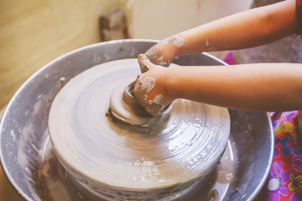 陶器の車輪の上に粘土を形成する若いアーティストの手 創造的な教育 — ストック写真