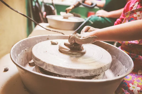 Giovani Mani Vasaio Che Formano Vaso Ceramica Con Argilla Sulla — Foto Stock