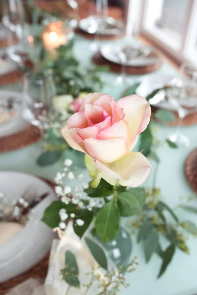 Gyönyörű Rózsa Ünnepi Lefektetett Asztal Rövid Mélysége Mező Egy Esküvői — Stock Fotó