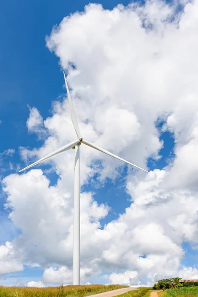 青い空と白い雲の背景を持つ丘の上の美しい1つの風車 クリーンエネルギー環境に優しい電力源は 地球温暖化を減らすのに役立ちます — ストック写真