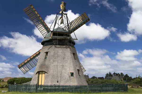 画像はドイツのアムルム島の伝統的な風車を示しています — ストック写真