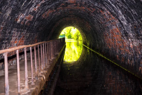 怀特豪斯隧道始建于18世纪 是威尔士兰戈伦运河上的一条仍可航行的隧道 — 图库照片