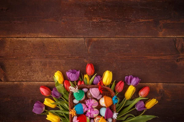 Pasen Wenskaart Met Eieren Tulpen Houten Achtergrond Bovenaanzicht Met Ruimte — Stockfoto