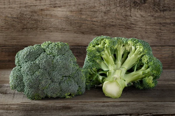 Brokoli Segar Dengan Latar Belakang Kayu Hijau — Stok Foto