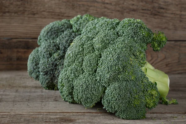 Brokoli Segar Dengan Latar Belakang Kayu Hijau — Stok Foto