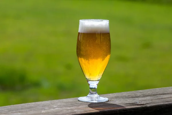 Copo Cerveja Leve Com Espuma Bolhas Mesa Madeira Sobre Fundo — Fotografia de Stock