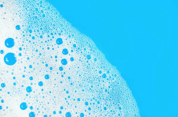 Skum Med Bubblor Blå Bakgrund Tvål Sud Diskmedel Vatten Abstrakta — Stockfoto