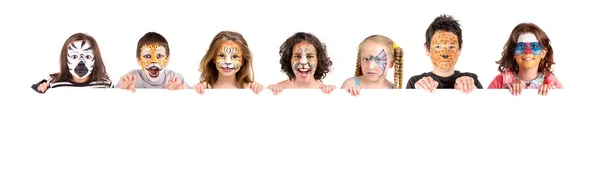白い板の上に動物の顔のペイントを持つ子供たちのグループ — ストック写真