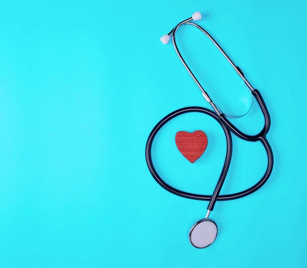 Estetoscópio Médico Preto Coração Madeira Vermelho Fundo Azul — Fotografia de Stock