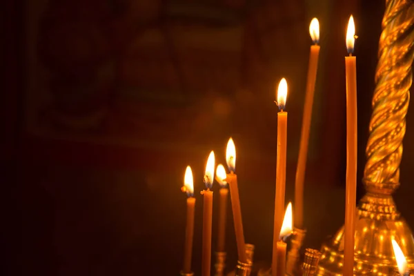 Kerzen Brennen Stehen Kerzenständer Der Kirche — Stockfoto