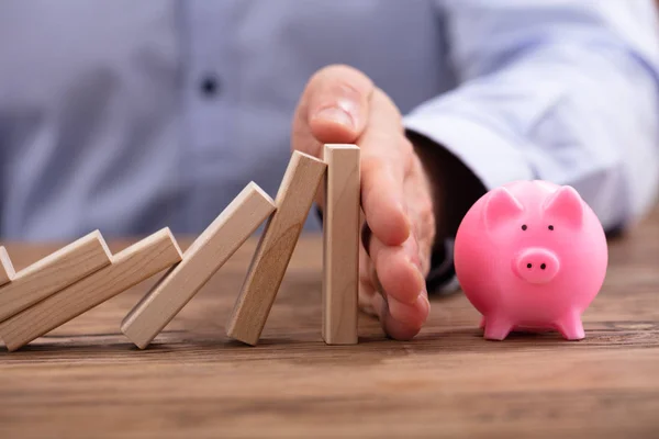 Nahaufnahme Der Hand Eines Geschäftsmannes Die Das Hausmodell Vor Herabfallenden — Stockfoto