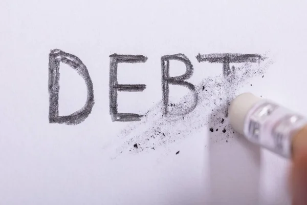 Nahaufnahme Eines Radiergummis Zum Löschen Von Schuldenwörtern Auf Weißbuch — Stockfoto