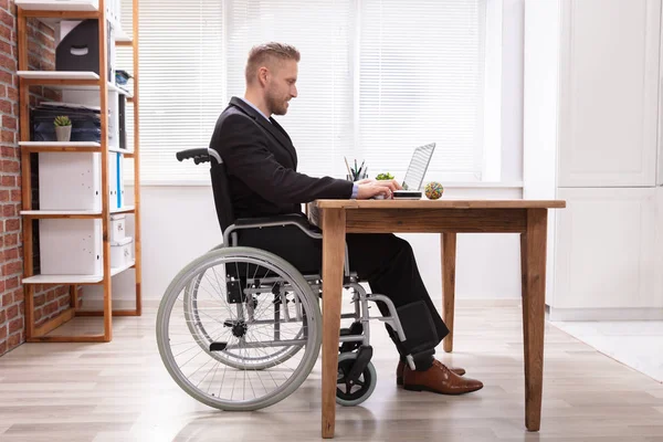 Empresario Discapacitado Sentado Silla Ruedas Usando Computadora Portátil Lugar Trabajo —  Fotos de Stock