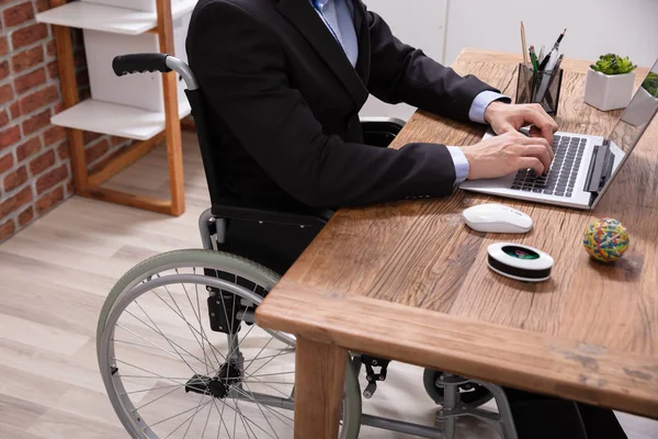 Empresario Discapacitado Sentado Silla Ruedas Usando Computadora Portátil Lugar Trabajo —  Fotos de Stock