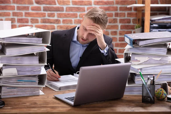 Empresário Estressante Sentado Escritório Com Empilhados Arquivos — Fotografia de Stock