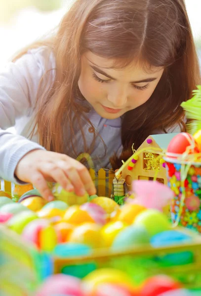 Retrato Uma Menina Bonita Brincando Com Ovos Coloridos Pintura Decoração — Fotografia de Stock