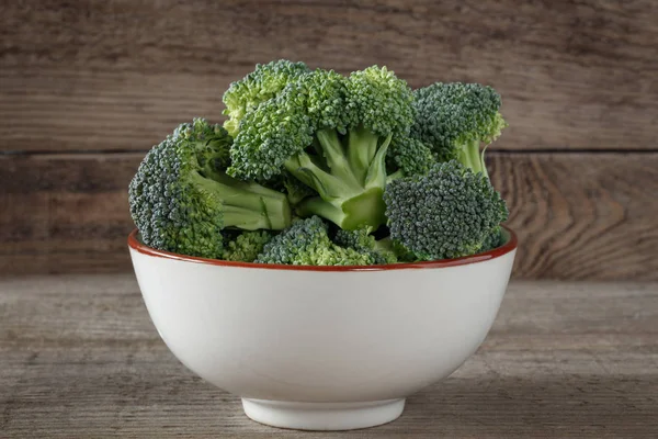 Brokoli Potongan Dalam Mangkuk Latar Belakang Kayu — Stok Foto