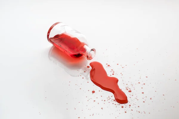 Rode Vloeistof Morsen Door Een Kleine Glazen Fles Een Wit — Stockfoto