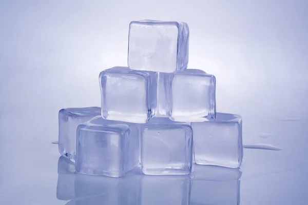 Beyaz Arka Plan Üzerinde Buz Küpleri Yığını Ferahlık Kavramı — Stok fotoğraf