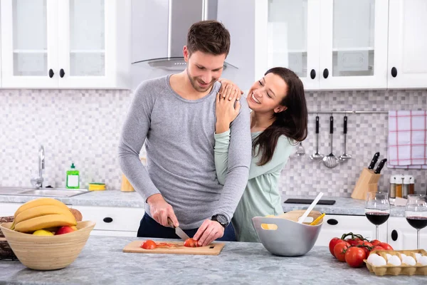 Worktop에 자르고 보드에 아내도 야채와 남자의 — 스톡 사진