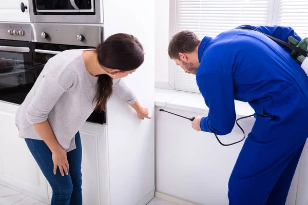 Trabalhador Masculino Pulverizador Inseticida Químico Frente Dona Casa Cozinha — Fotografia de Stock