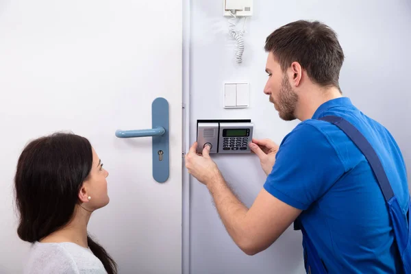 Närbild Handyman Installera Säkerhetssystemet Nära Dörren Väggen Medan Kvinnan Med — Stockfoto