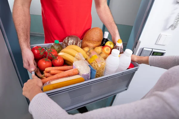 Primer Plano Repartidor Que Caja Plástico Del Supermercado Mujer — Foto de Stock