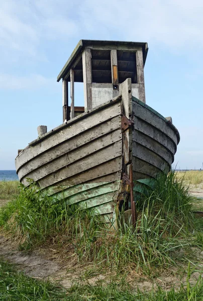 バルト海のビーチで古い木のボートの難破船 Zingst Germany — ストック写真