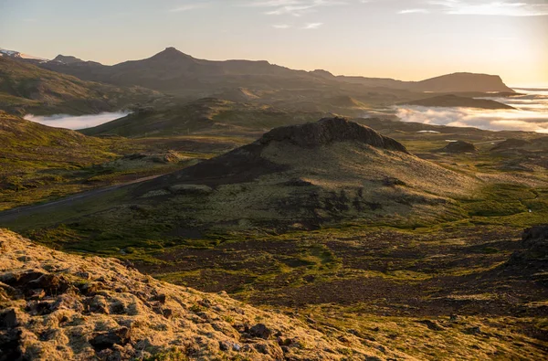 Drömmande Dimmiga Landskap Över Havet Moln Berg Vid Solnedgången Island — Stockfoto