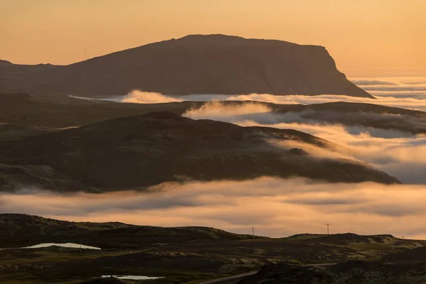 雲の海の上の夢の霧の風景 アイスランドの日没の山 — ストック写真