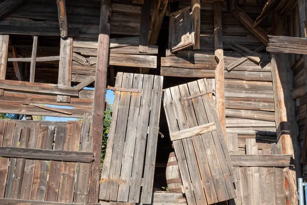 Ein Altes Abgerissenes Holzhaus Ist Ziemlich Krumm — Stockfoto
