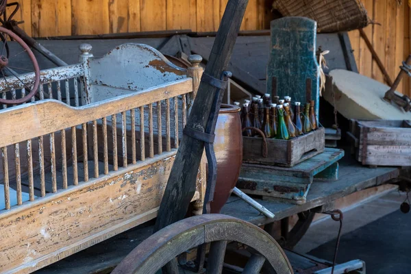 Gammal Kärra Ladan Med Fjäll Och Gamla Flaskor — Stockfoto