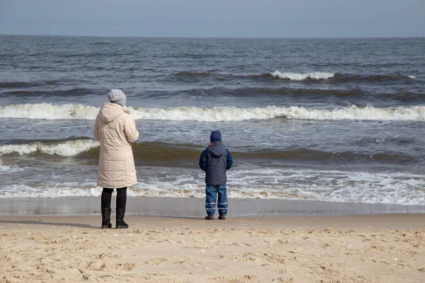 Bir Çocuk Annesinin Yanında Baltık Denizi Nde Durup Denizi Dalgaları — Stok fotoğraf