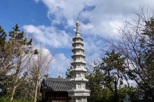 Pagoda Nära Huvudentrén Till Haedong Yonggungsa Templet Busan Sydkorea — Stockfoto