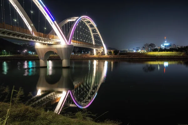 泰华大桥在晚上被拍到 泰华大桥位于韩国蔚山的泰瓦港河宏伟公园 — 图库照片