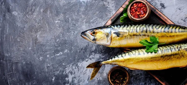 Pescado Ahumado Apetitoso Tablero Cocina Caballa Fumada Comida Mediterránea — Foto de Stock