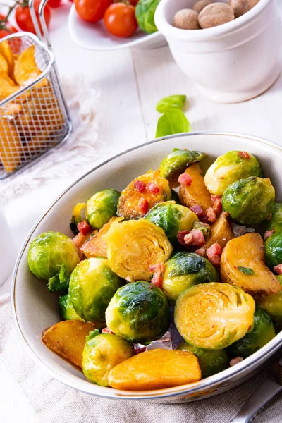 Rostade Brysselkål Med Honung Och Sesam Från Ugnen — Stockfoto