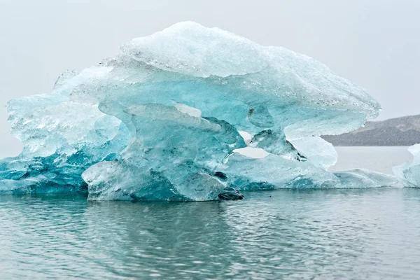 아이슬란드의 나조컬 공원에 페할론 빙하에서 빙산이 가라앉는 — 스톡 사진