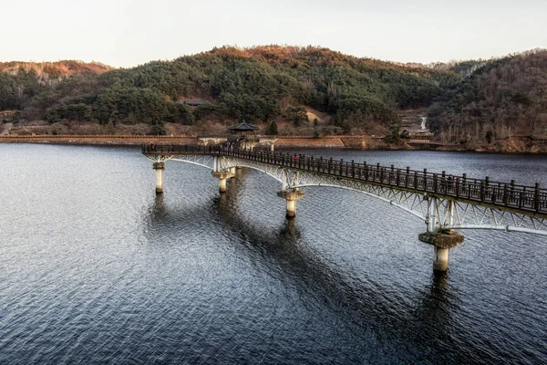 江东桥的日落景色是纳克东河上著名的木制人行天桥 位于安东 — 图库照片
