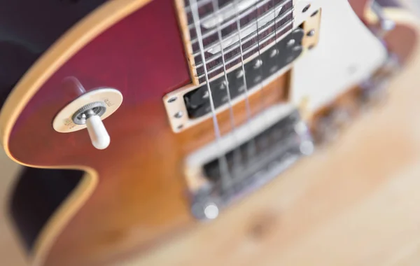 Primer Plano Guitarra Eléctrica Seis Cuerdas Estilo Vintage Enfoque Selectivo —  Fotos de Stock