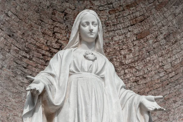 Estatua Piedra Virgen María Fondo Pared Ladrillo Rojo Ideal Para —  Fotos de Stock