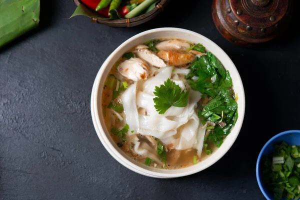 Asiática Kway Teow Sopa Fideos Pollo Tazón Sobre Fondo Oscuro —  Fotos de Stock