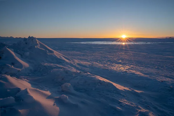 アイスランド ヨーロッパで寒い冬の日に日の出 ストック写真