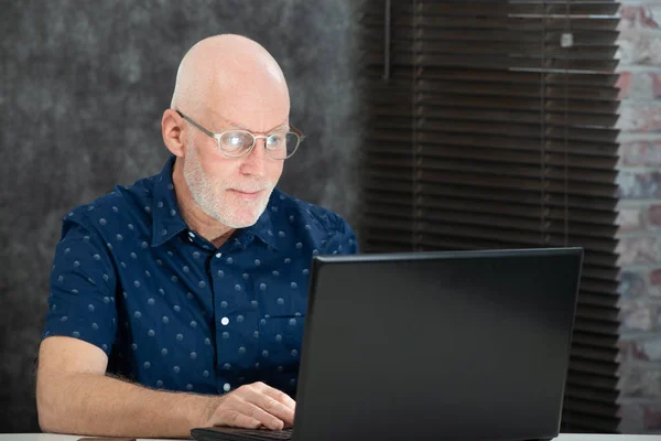 Homem Maduro Com Uma Barba Branca Camisa Azul Usando Laptop — Fotografia de Stock
