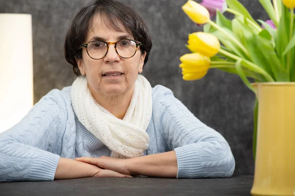 Porträtt Attraktiv Senior Brunett Kvinna Med Glasögon Som Sitter — Stockfoto
