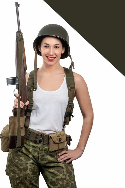 Bonita Joven Vestida Con Uniforme Militar Wwii Con Casco Rifle —  Fotos de Stock