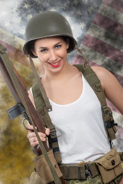 Bonita Joven Vestida Con Uniforme Militar Wwii Con Casco Rifle — Foto de Stock