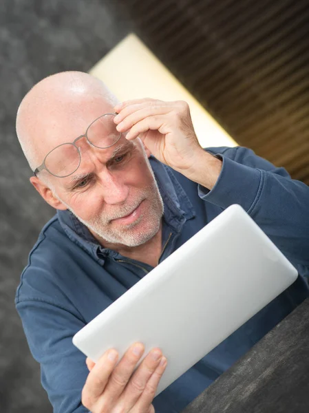 Senior Man Som Använder Tablett Han Har Problem Och Synproblem — Stockfoto